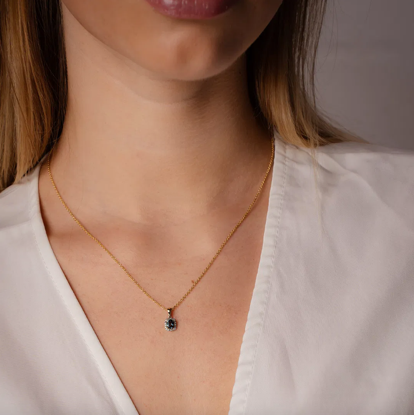 Smykke i gull med diamanter og blå topas