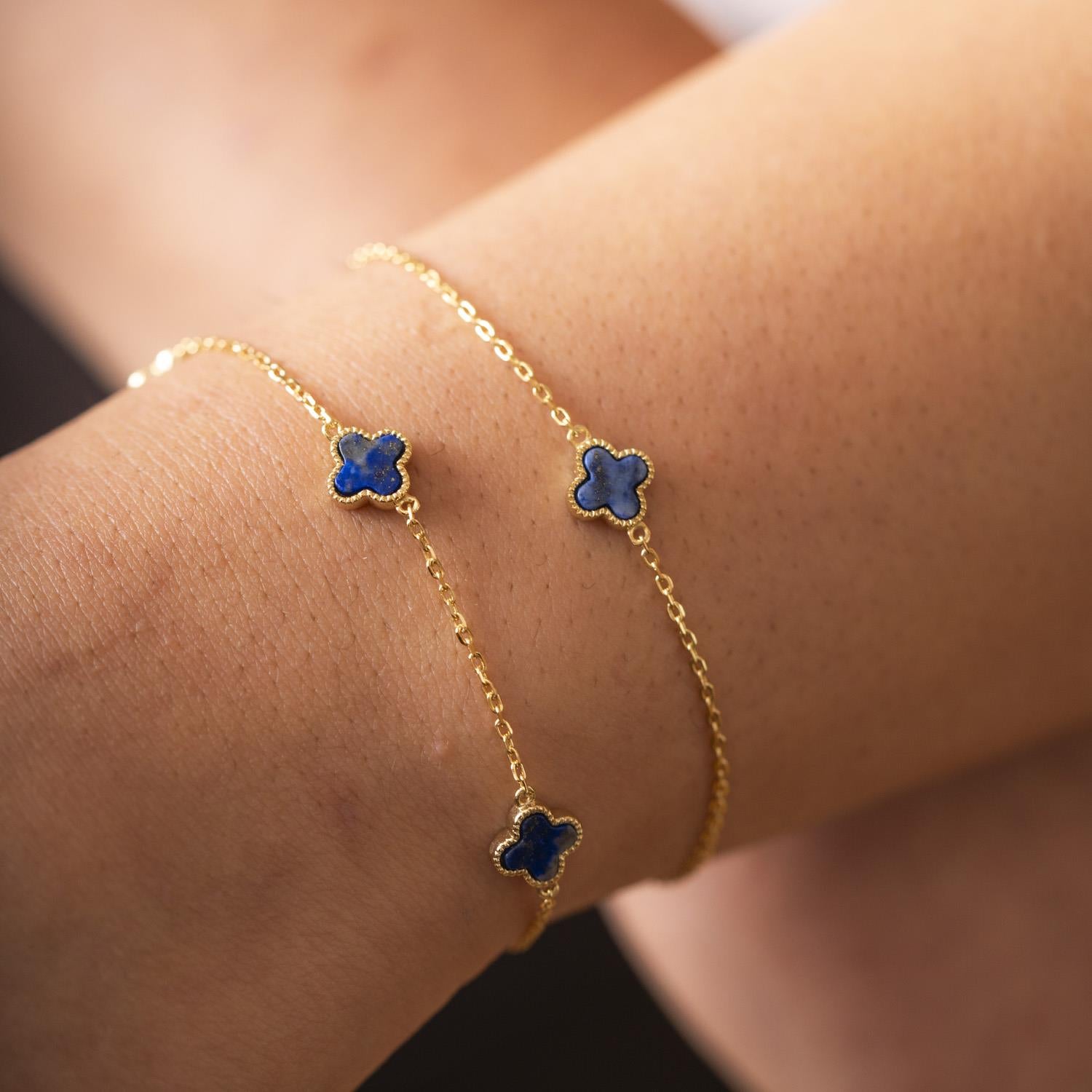 Armbånd i sølv med havblå kløver