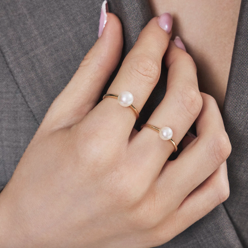 Ring i gull med ferskvannsperle