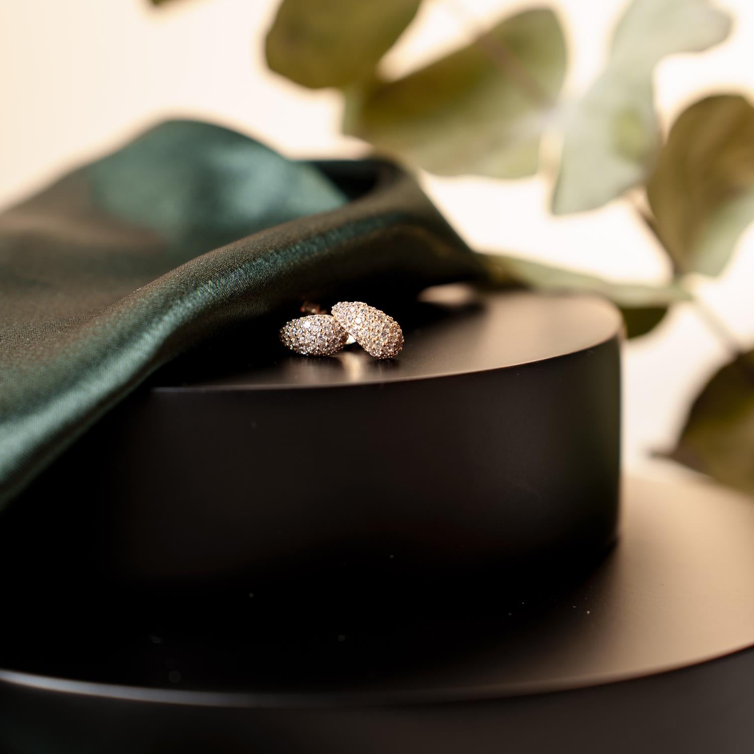 Nora Mørk Øredobber i forgylt sølv med hvit zirkonia