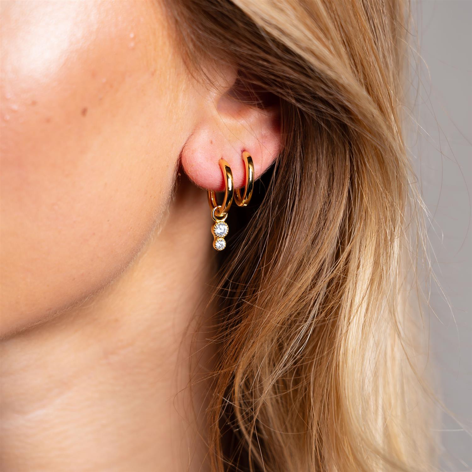 Nora Mørk Duo charms i forgylt sølv med zirkonia