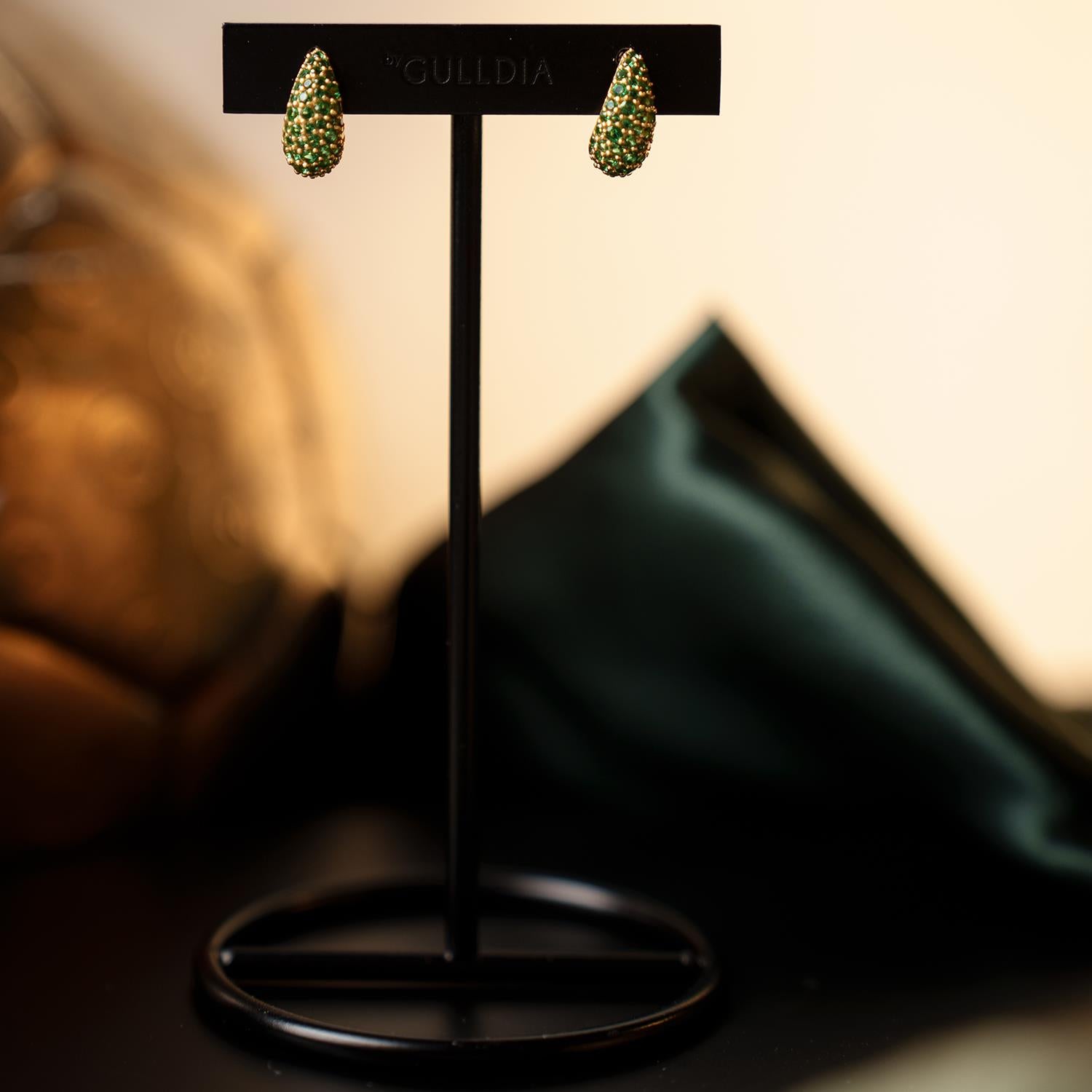 Nora Mørk Øredobber i forgylt sølv med grønn zirkonia