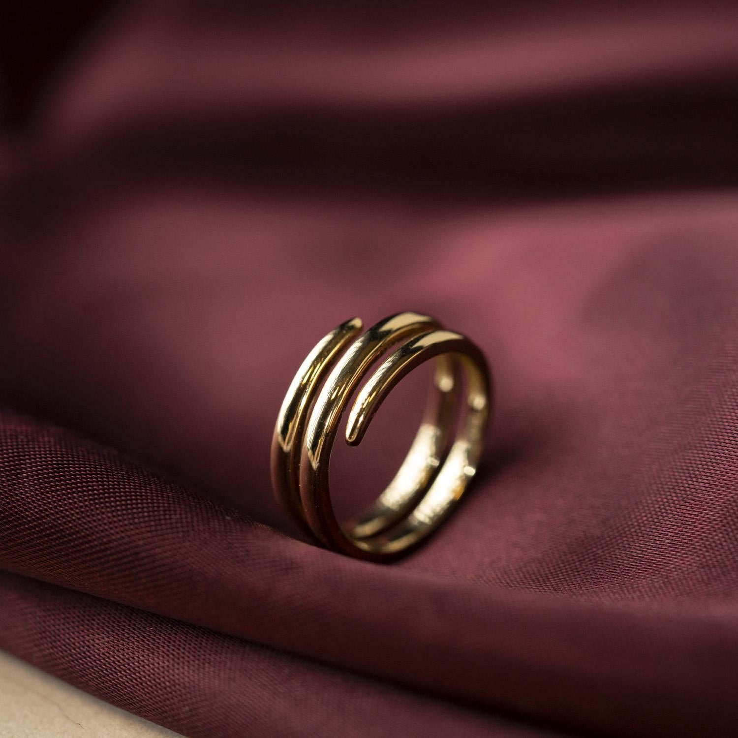 Spiral Elegance Ring i  forgylt sølv med zirkonia