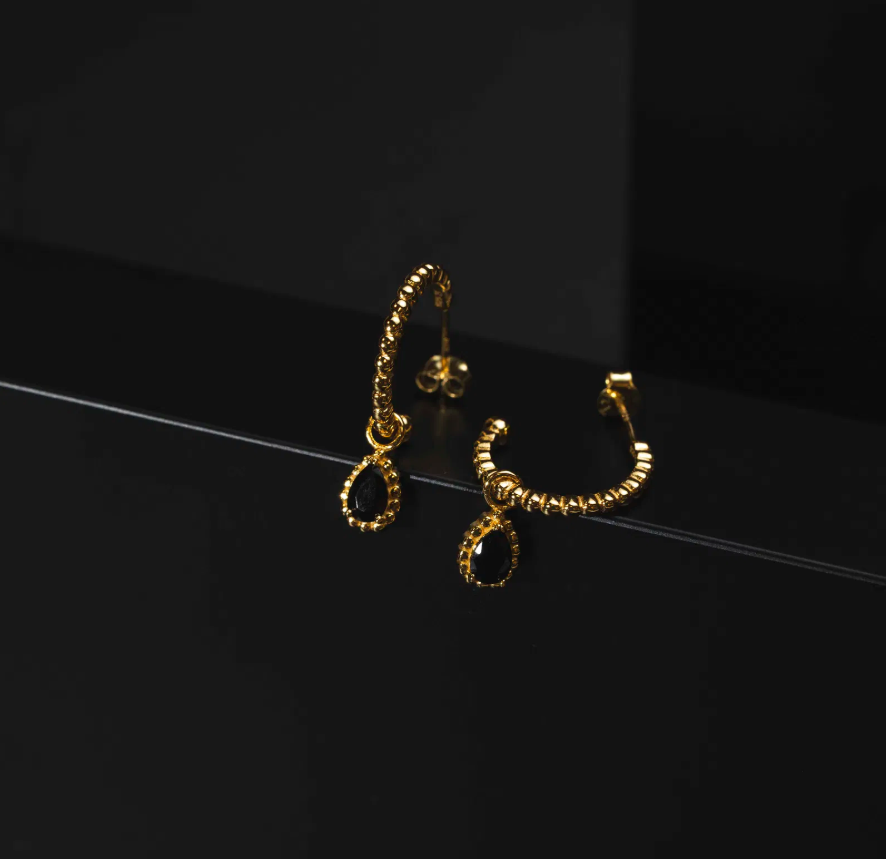 Øreringer i forgylt sølv med sort zirkonia