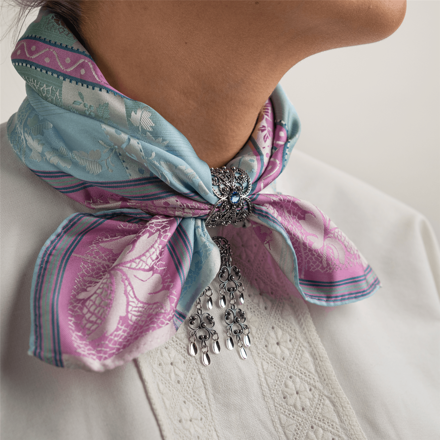 Skjerfring med filigran og rød stein, oksidert