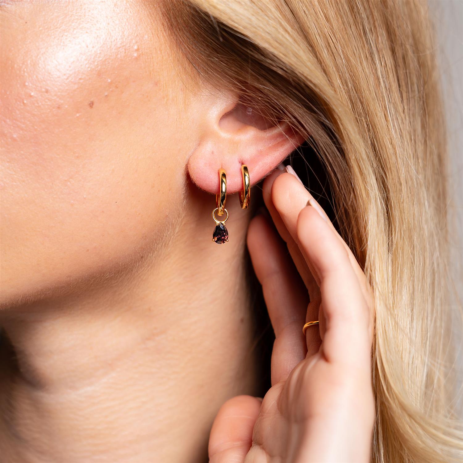 Nora Mørk Drop charms i forgylt sølv med brun zirkonia