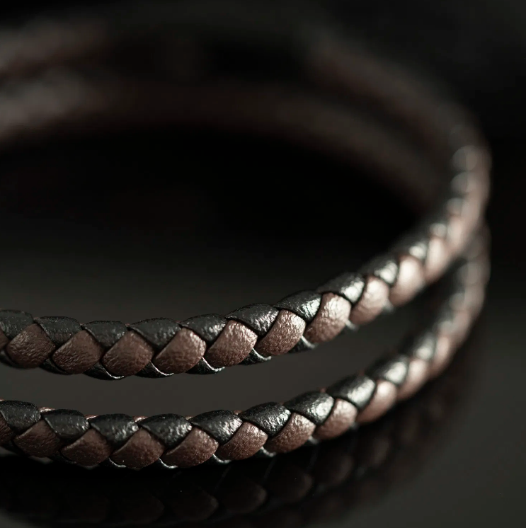 ARMBÅND I STÅL MED SORT/BRUNT SKINN