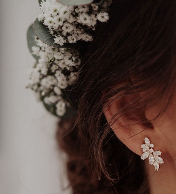 Novia Blad Øredobber i forgylt sølv med hvite zirkonia