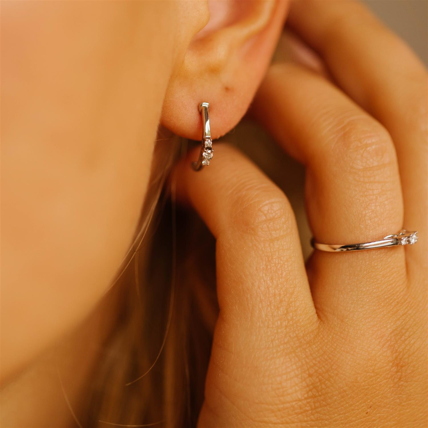 Emma øredobber i gull med diamant 0,12 ct