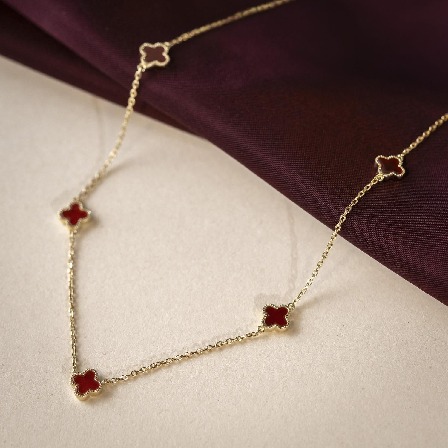 Halskjede i sølv med dyp rød kløver