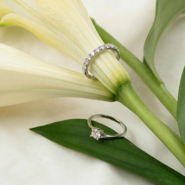 Eternal Twist Ring i sølv med zirkonia