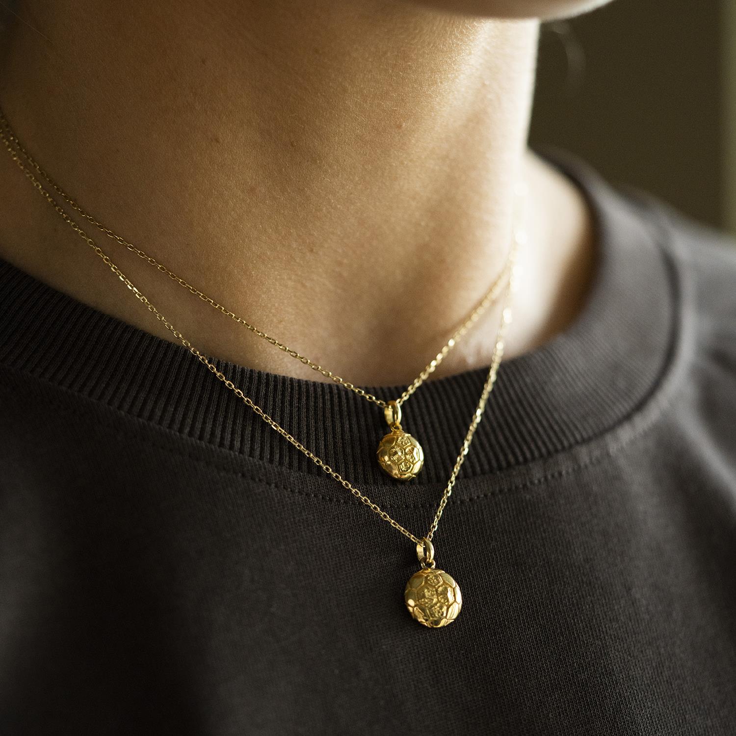 Nora Mørk Smykke i forgylt sølv med håndball