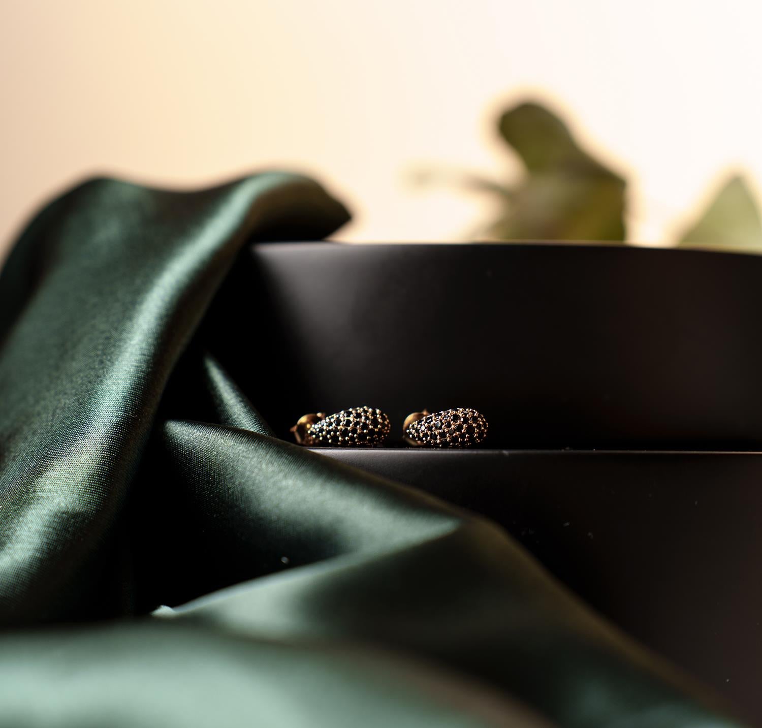 Nora Mørk Øredobber i forgylt sølv med svart zirkonia