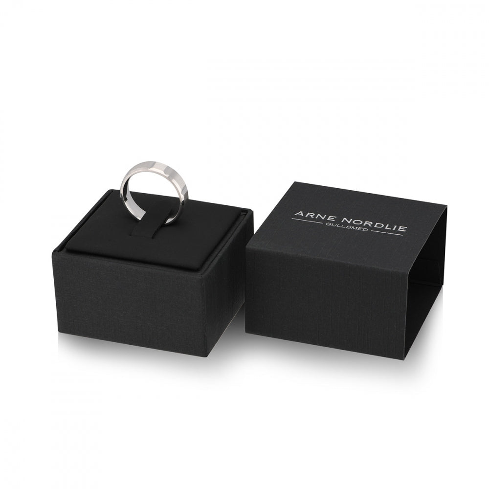 Ring i sølv med sorte striper