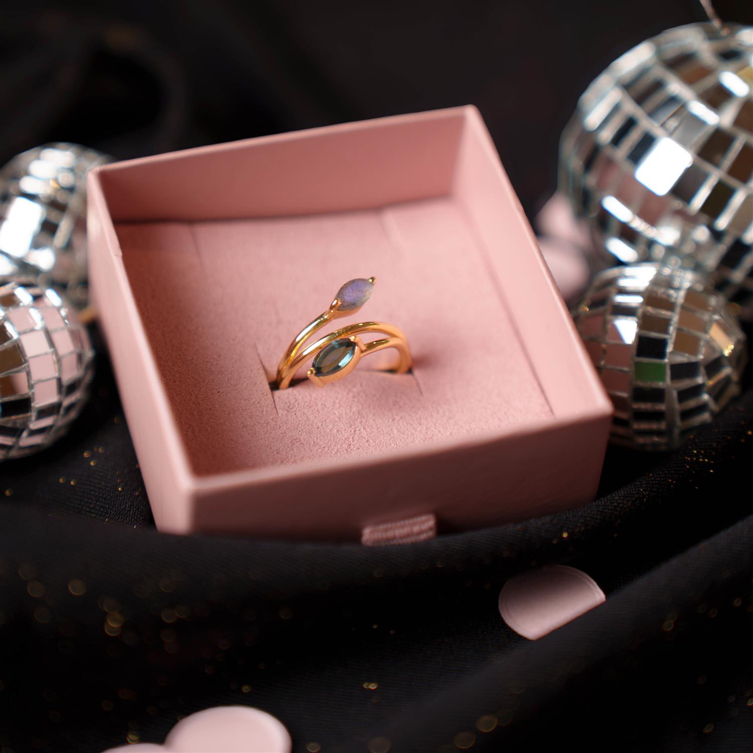 Mirage ring i forgylt sølv med blå stener