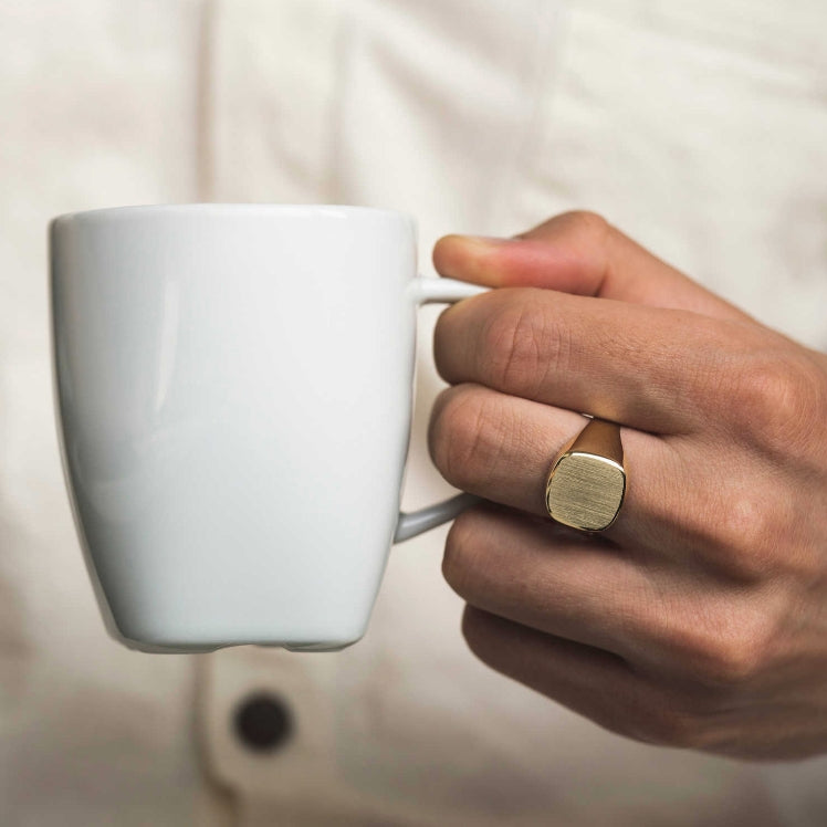 Ring i gull med blank/børstet overflate