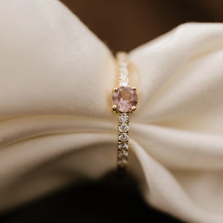 RING I GULL MED GRANAT OG DIAMANTER 0,19 CT WP
