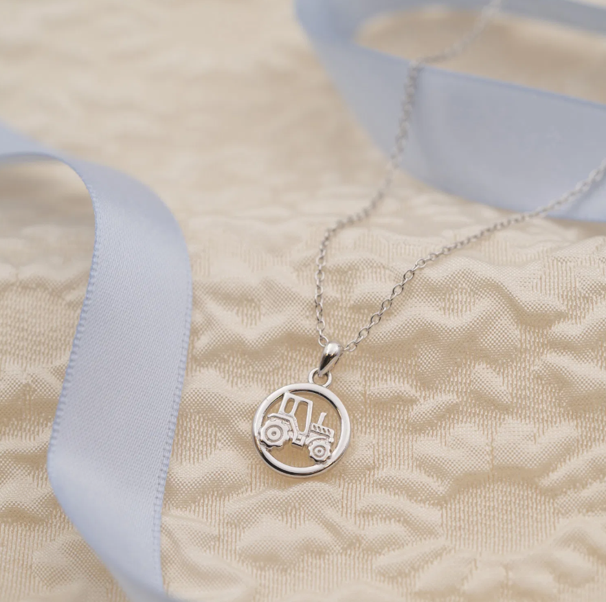 Smykke i sølv, traktor