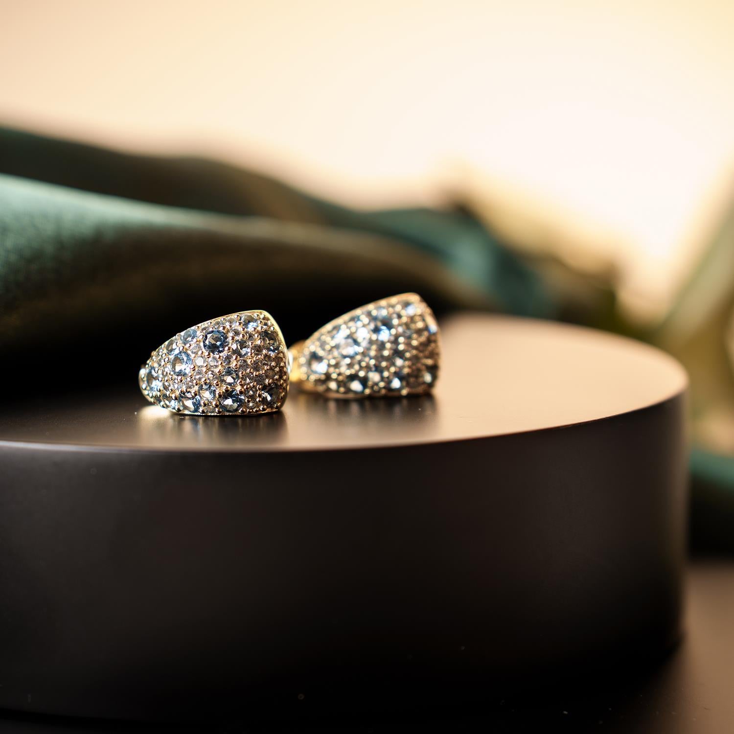 Nora Mørk Øredobber i forgylt sølv med blå zirkonia