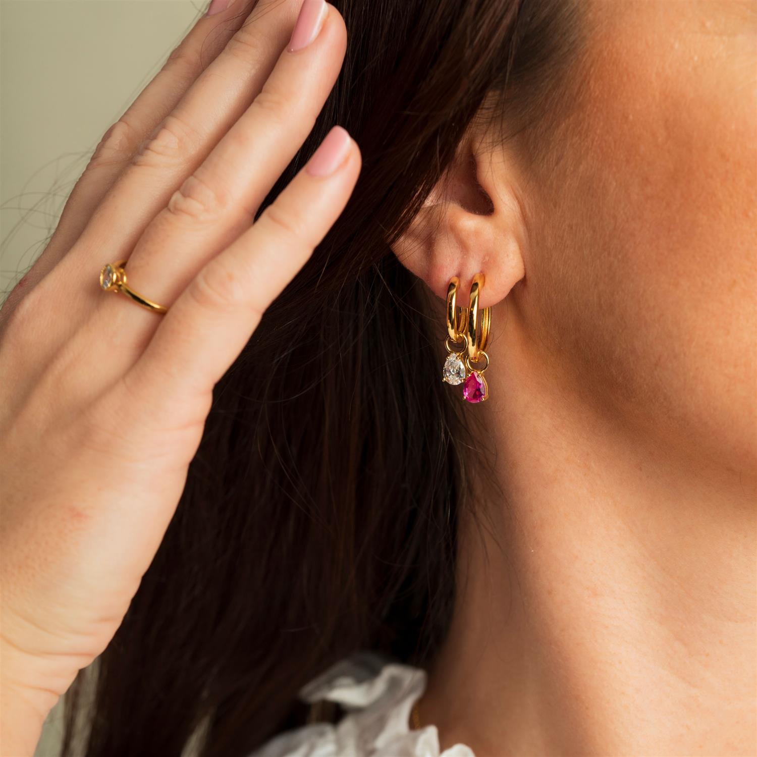 Nora Mørk Drop charms i forgylt sølv med rosa zirkonia