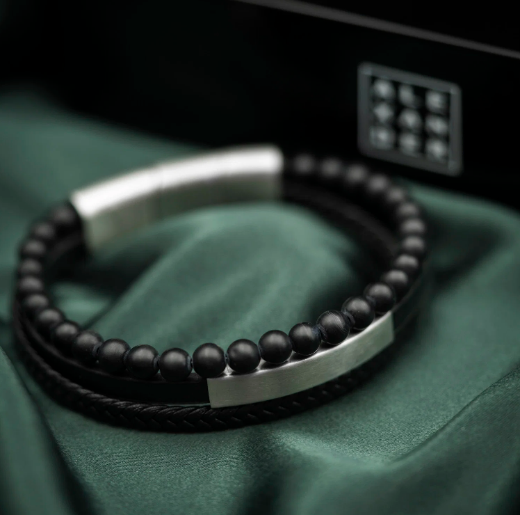 ARMBÅND I STÅL OG SORT SKINN