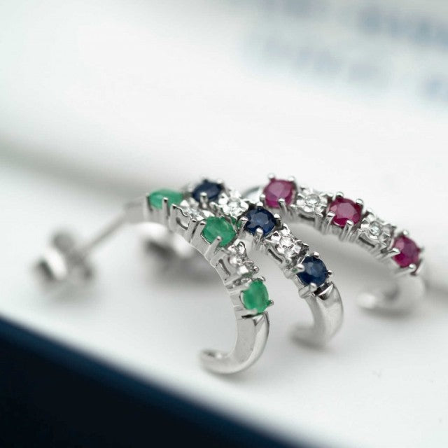 Øredobber i hvitt gull med diamant og rubin