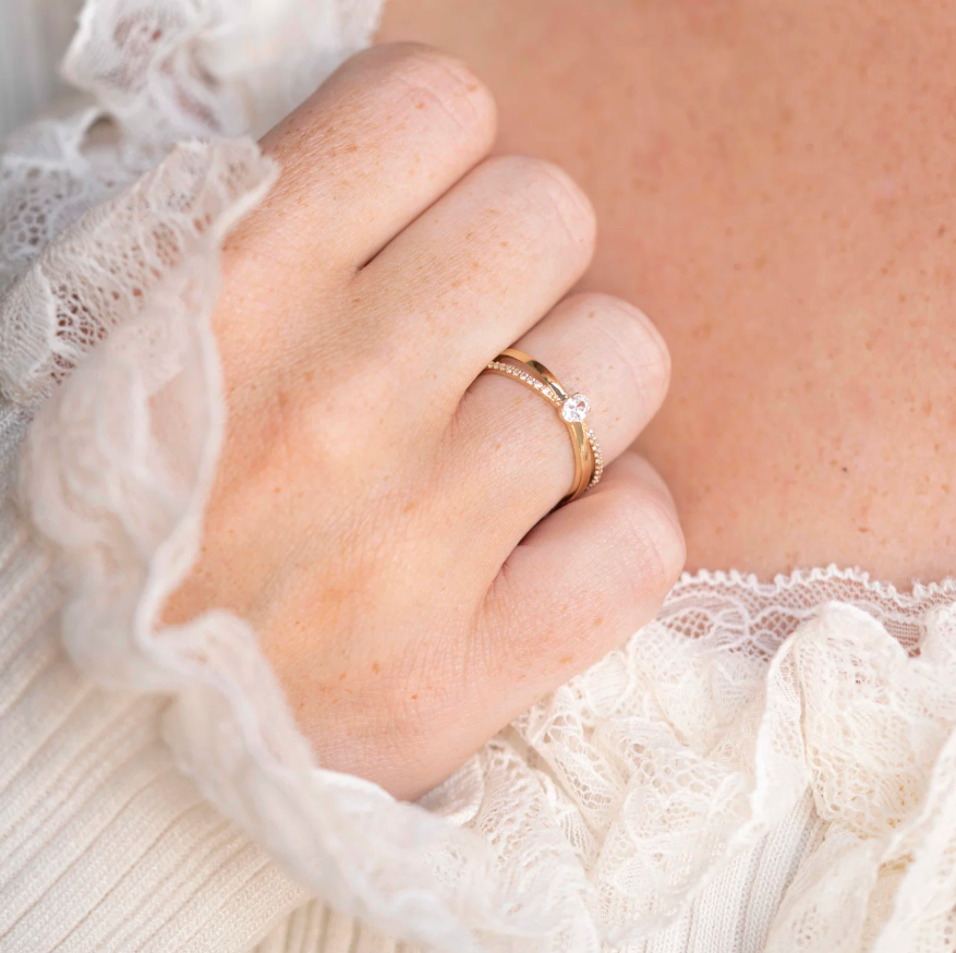 Ring i gull med zirkonia