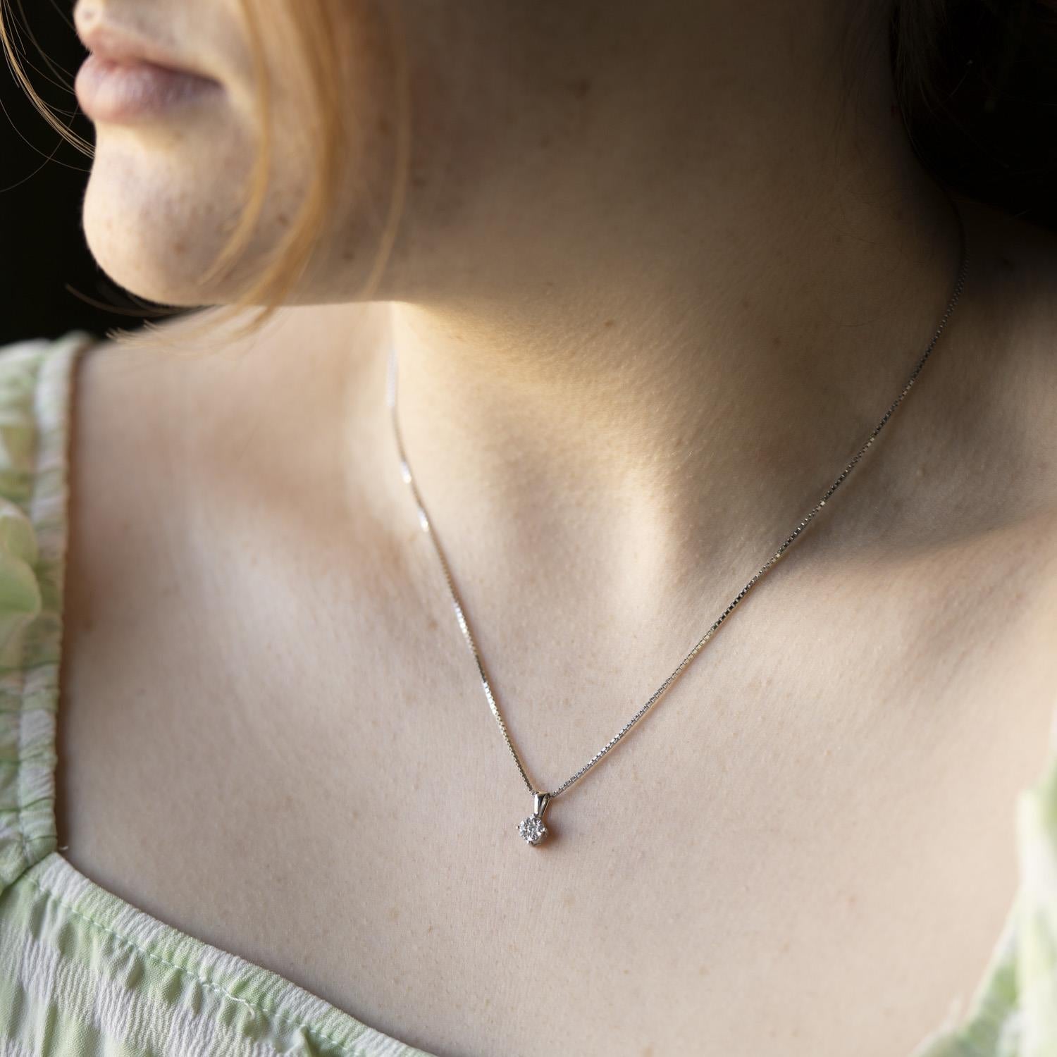 Smykke i hvitt gull med diamanter 0,12ct WP