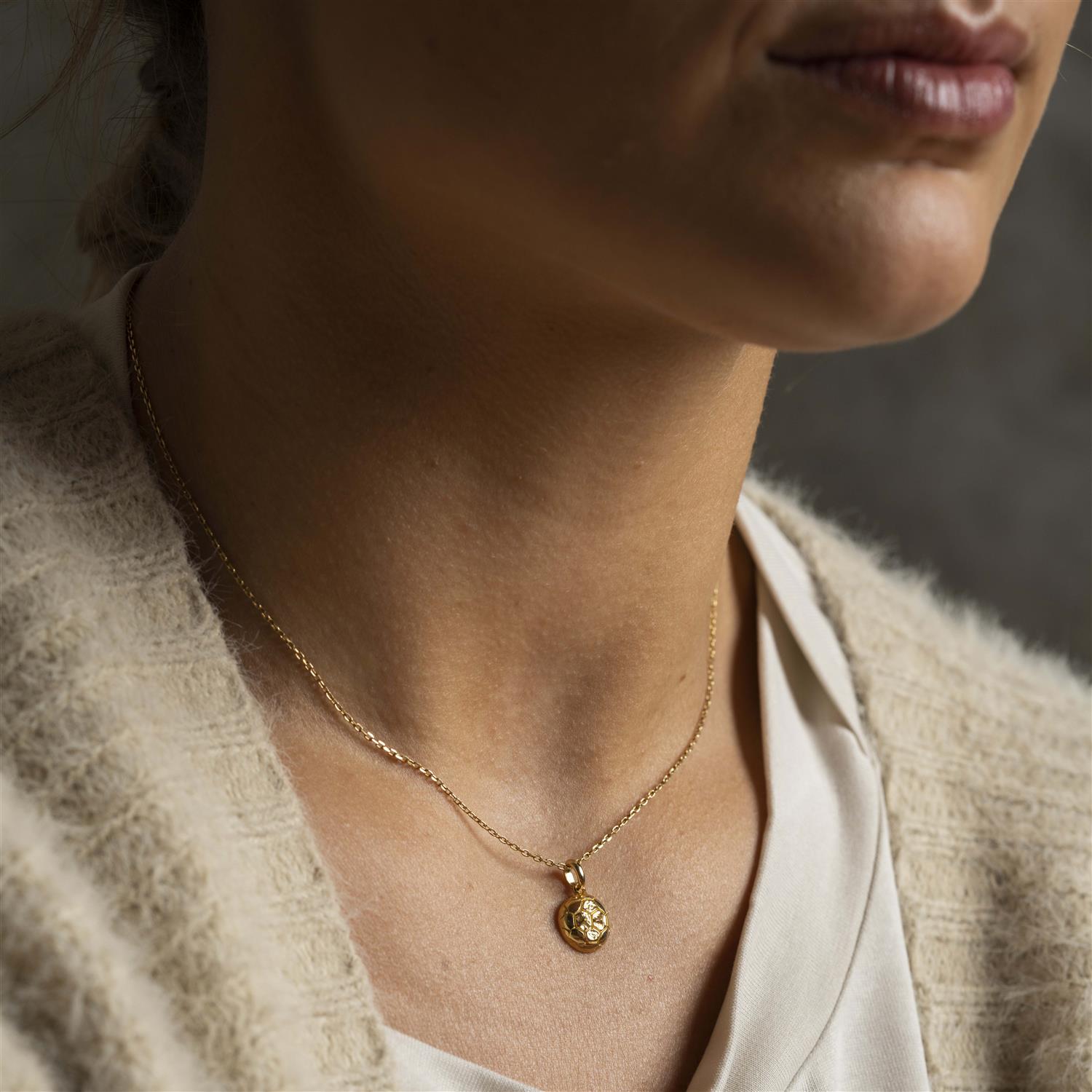 Nora Mørk Smykke i forgylt sølv med håndball