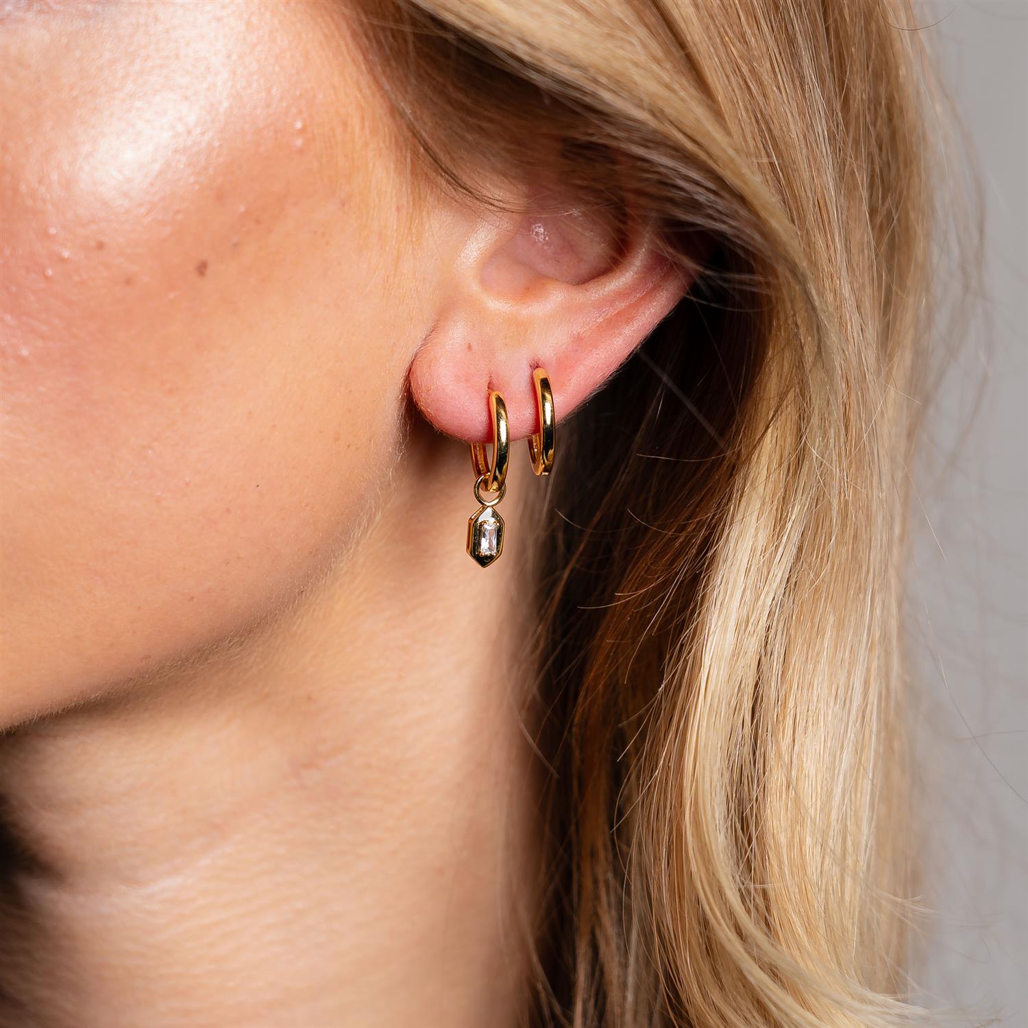 Nora Mørk Square charms i forgylt sølv med zirkonia