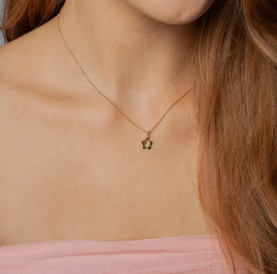 BLOSSOM SMYKKE I FORGYLT SØLV