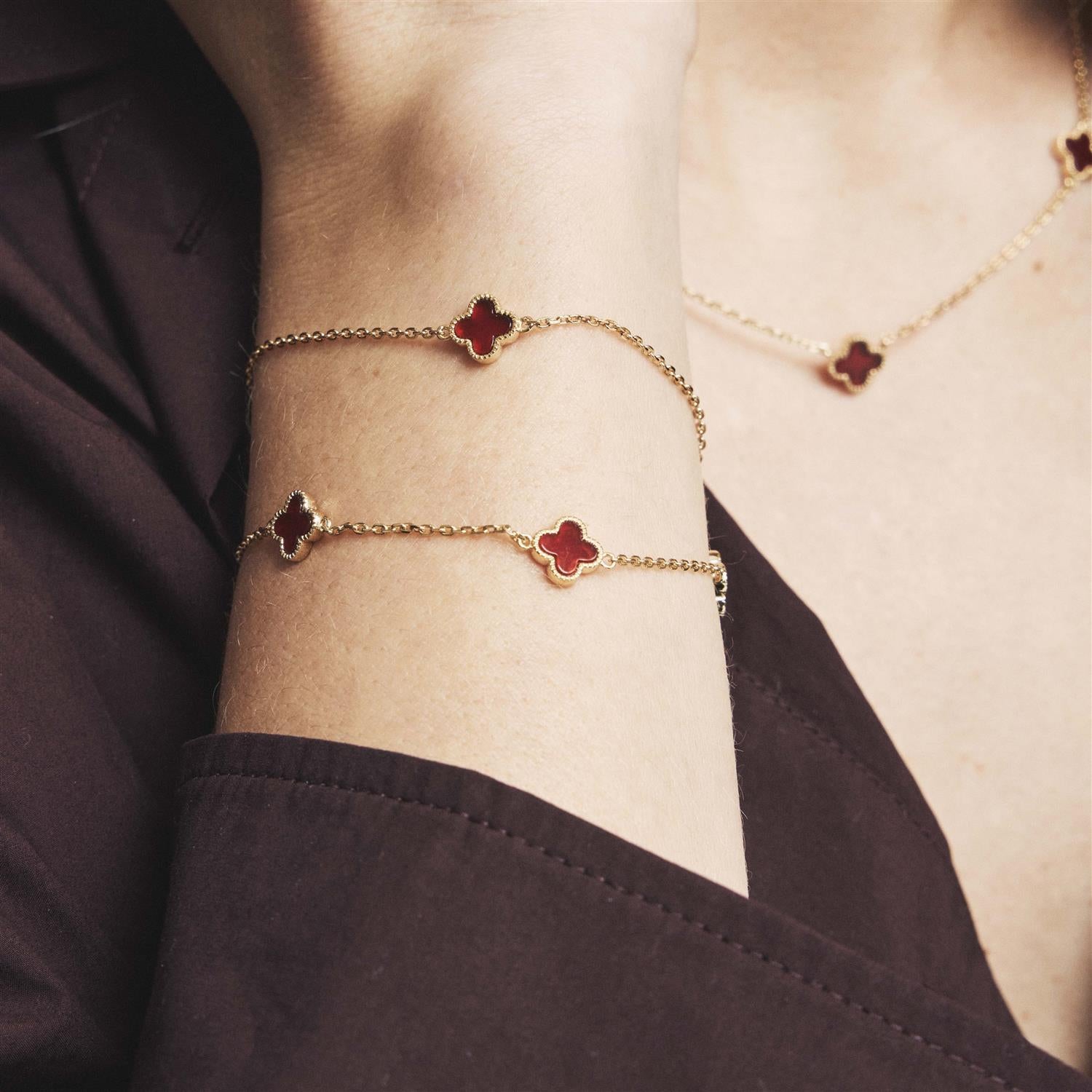Armbånd i sølv med dyp rød kløver