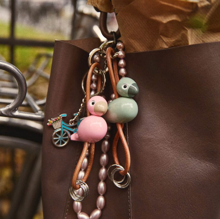 FUGL NØKKELRING I SØLV MED NATURLÆR, GRØNN