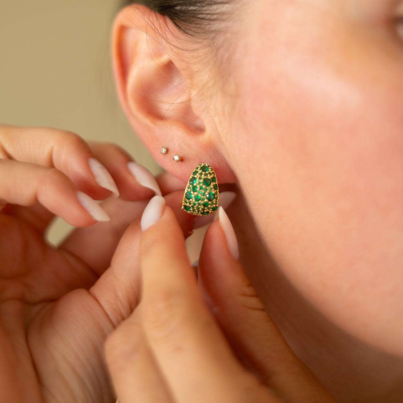 Nora Mørk Øredobber i forgylt sølv med grønn zirkonia