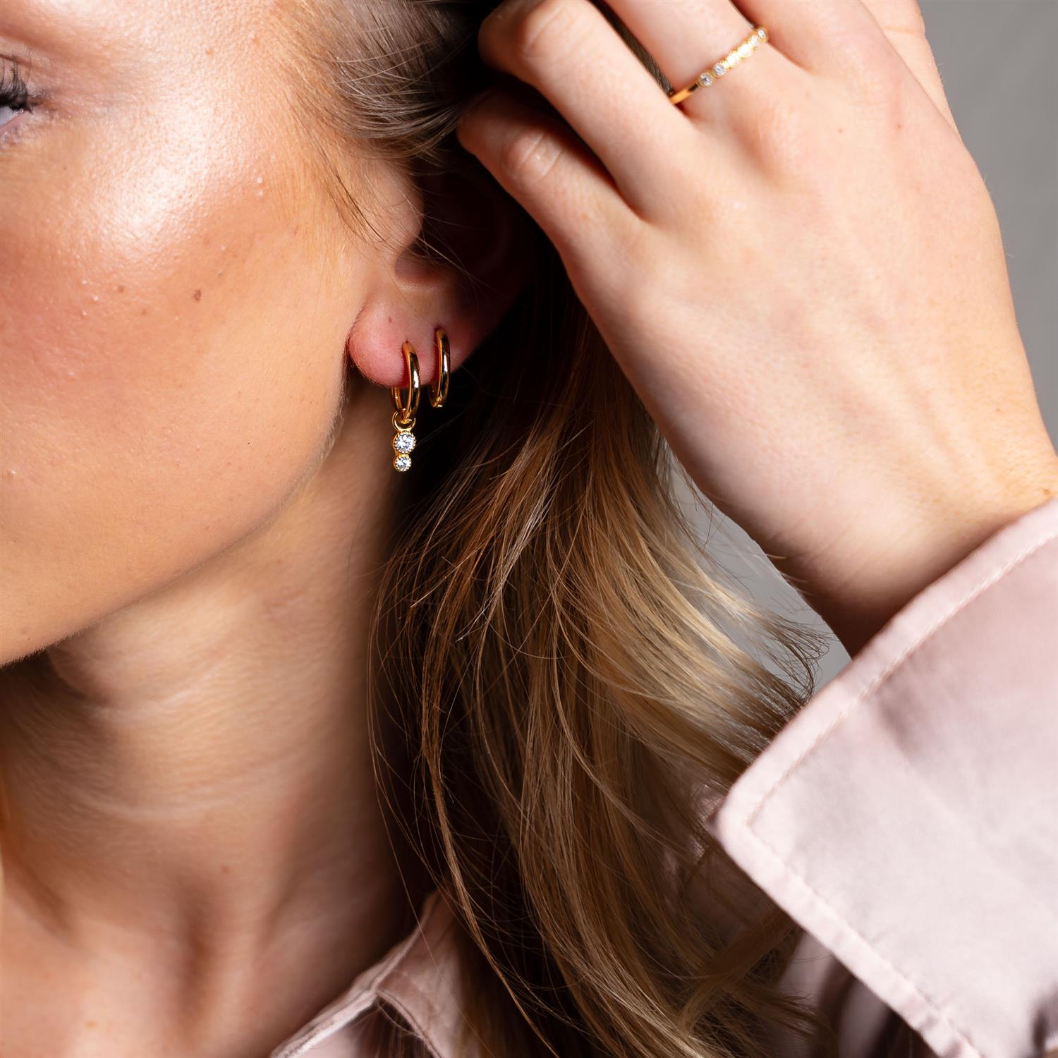 Nora Mørk Duo charms i forgylt sølv med zirkonia