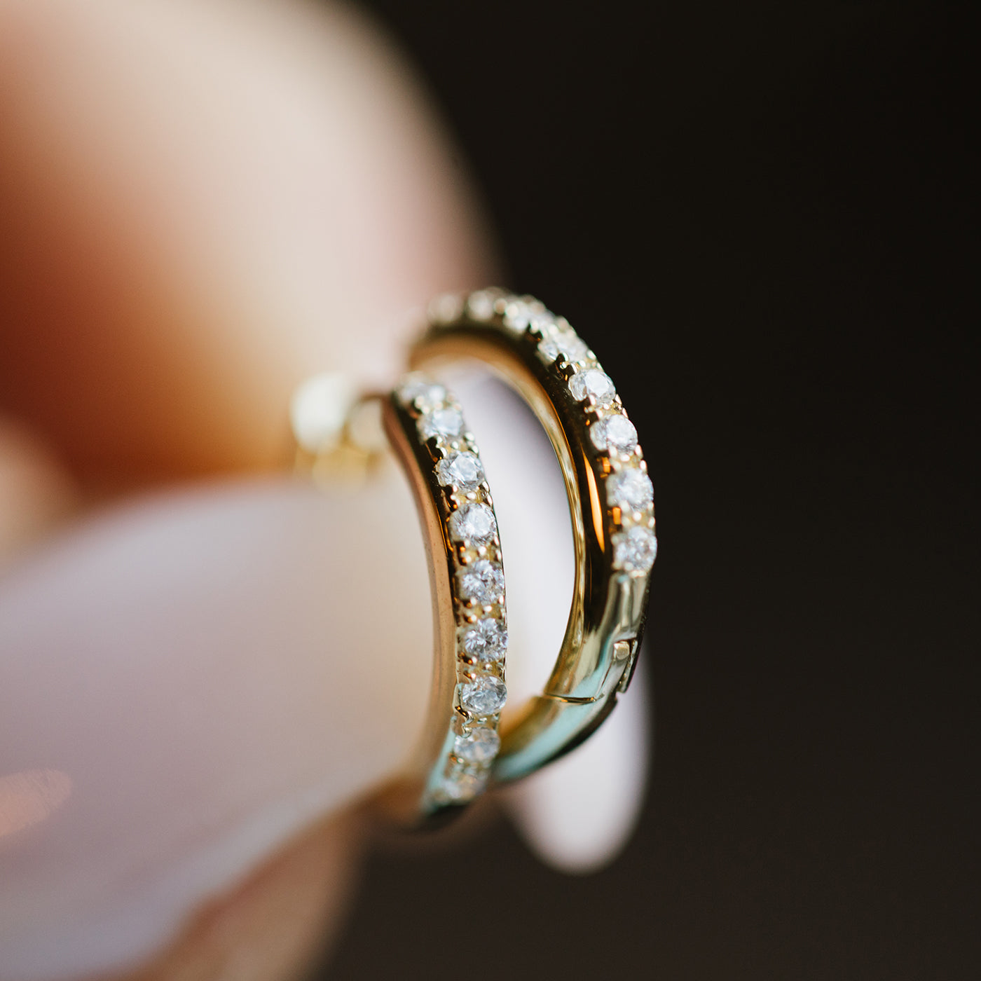 Øreringer i gull med hvite zirkonia