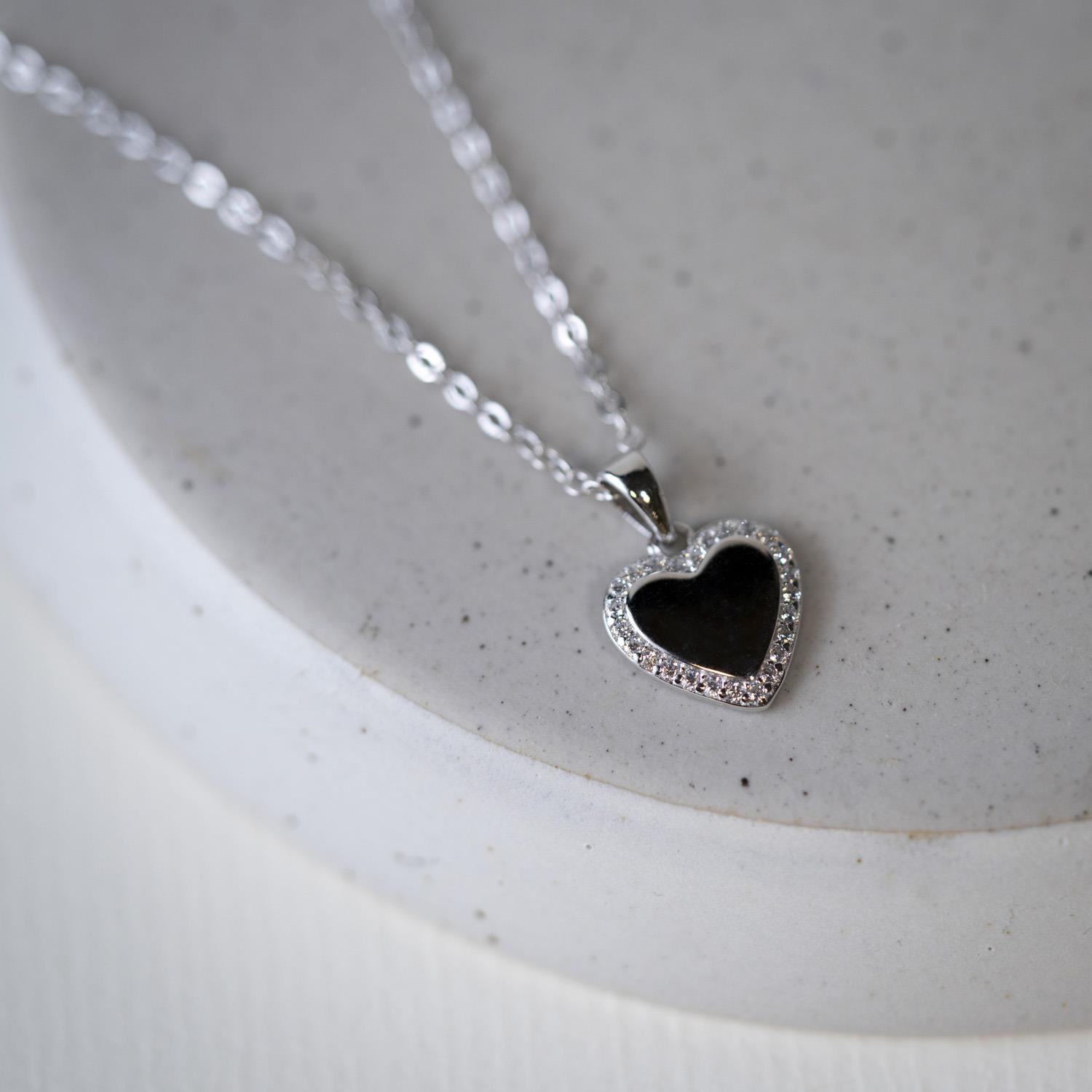 Smykke i sølv med zirkonia hjerte, 15 mm