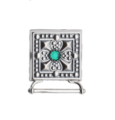 Veskestøl med grønn stein og bred hempe, oksidert