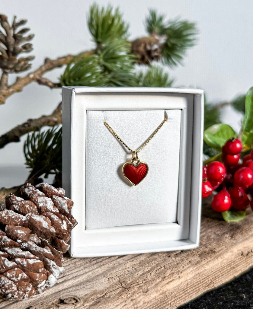 Halskjede i forgylt sølv 11 mm, Rødt hjerte
