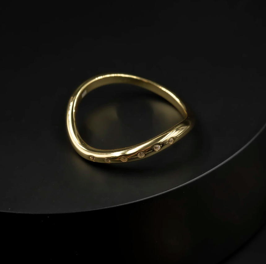 Ring i forgylt sølv med zirkonia