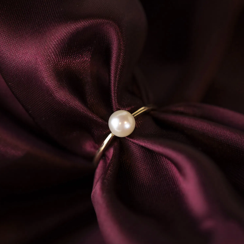 Ring i gull med ferskvannsperle