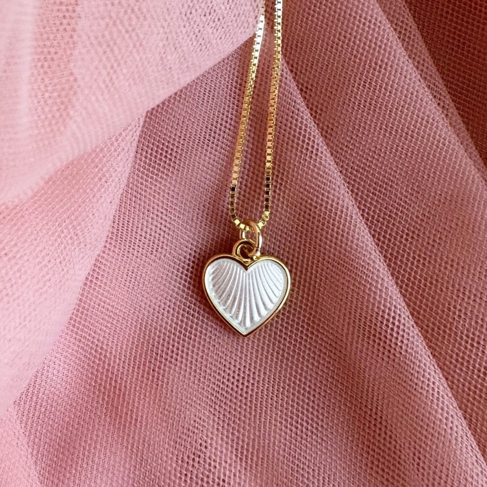 Halskjede i forgylt sølv 11 mm, Hvitt hjerte