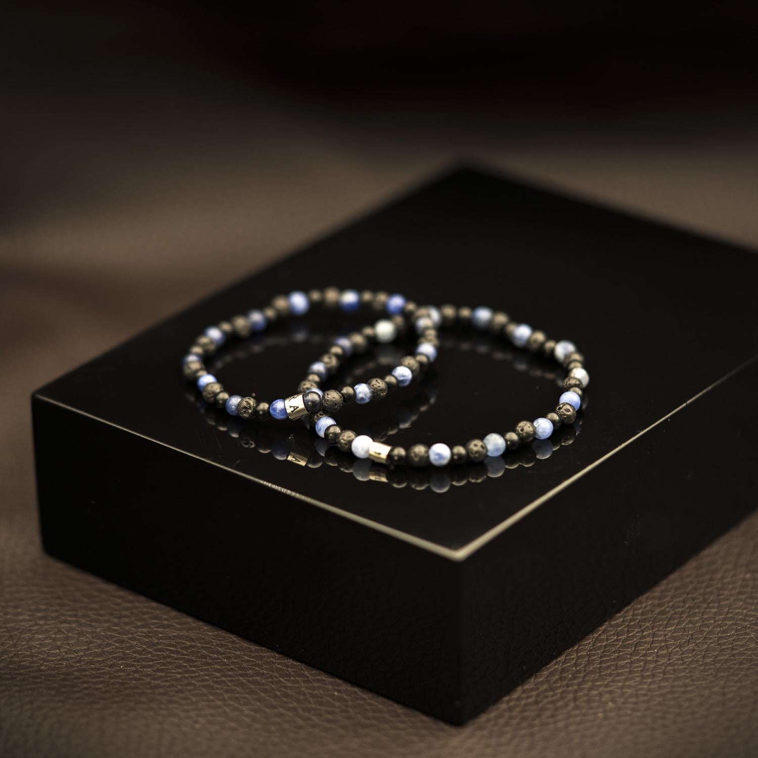 Armbånd i stål med stenperler sort/blå, 20cm