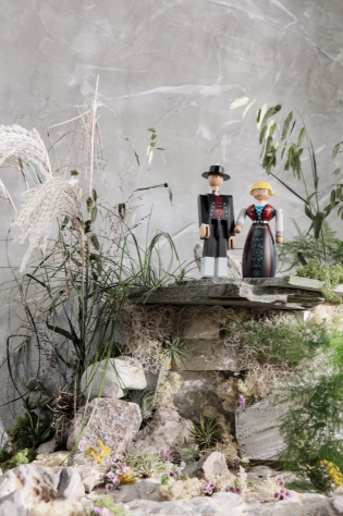 Kvinne norsk bunad H18, Sort/rød