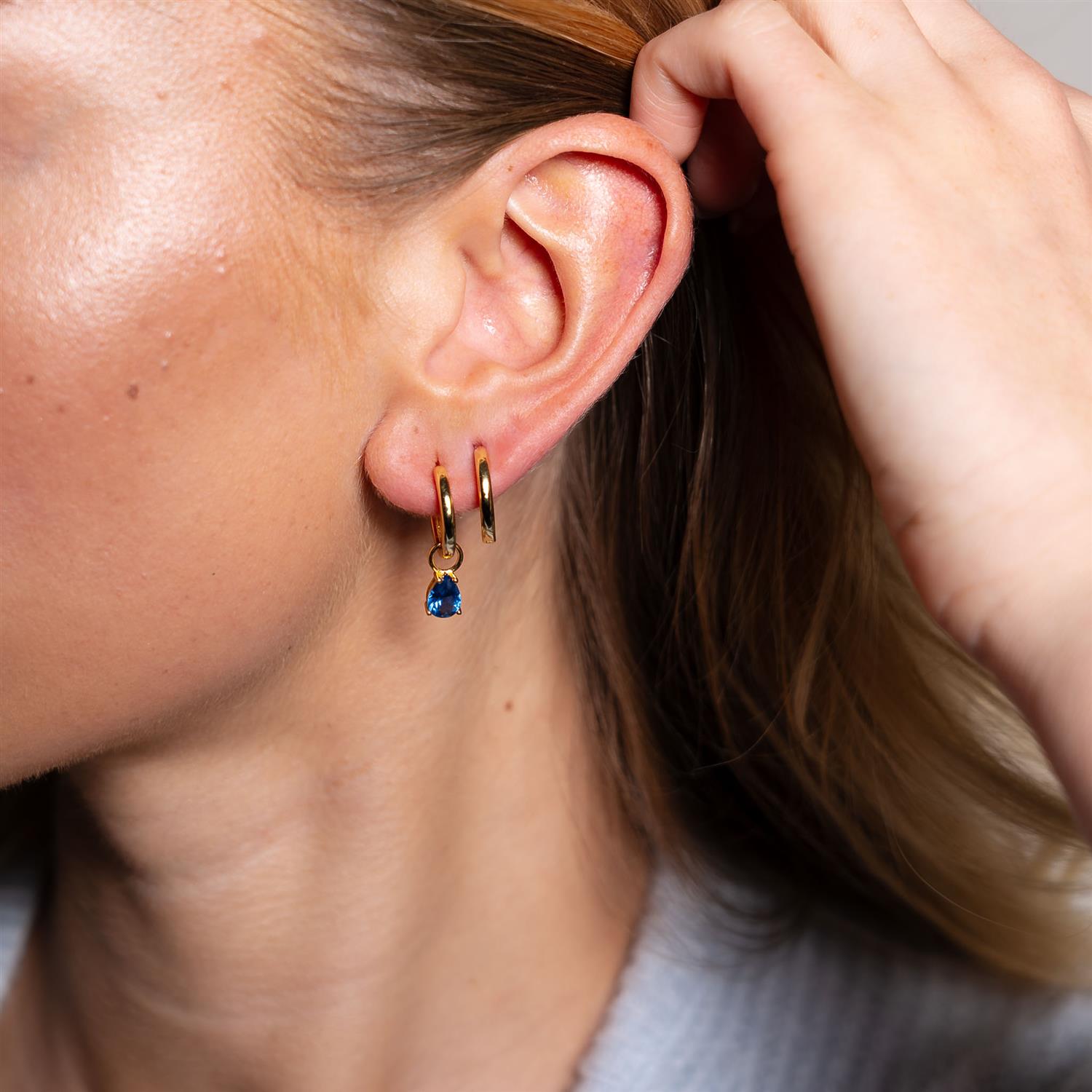 Nora Mørk Drop charms i forgylt sølv med blå zirkonia