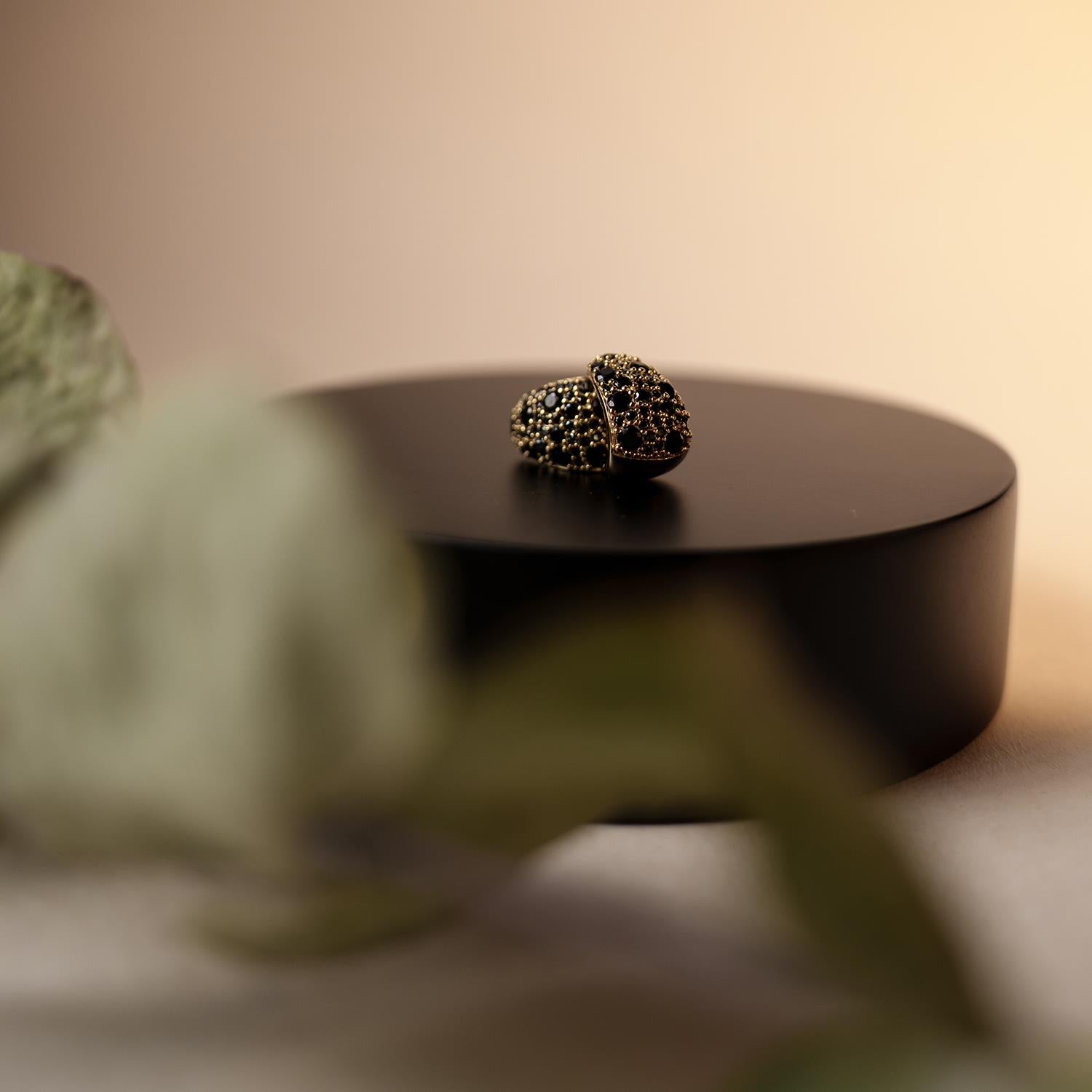 Nora Mørk Øredobber i forgylt sølv med svart zirkonia