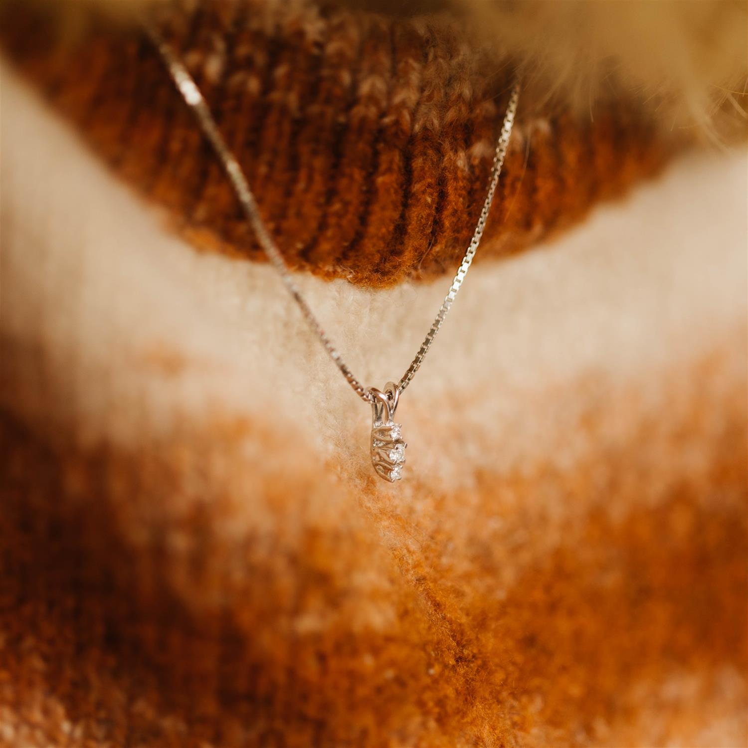 Emma Smykke i hvitt gull med diamant 0,08 ct WP