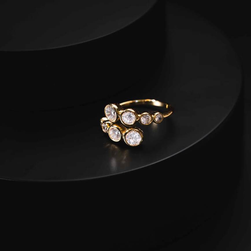 Ring i forgylt sølv med hvit zirkonia