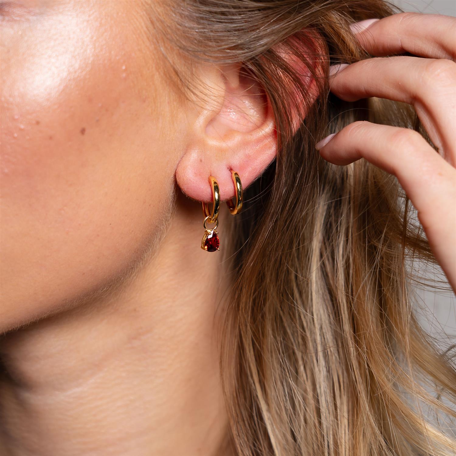 Nora Mørk Drop charms i forgylt sølv med dyprød zirkonia