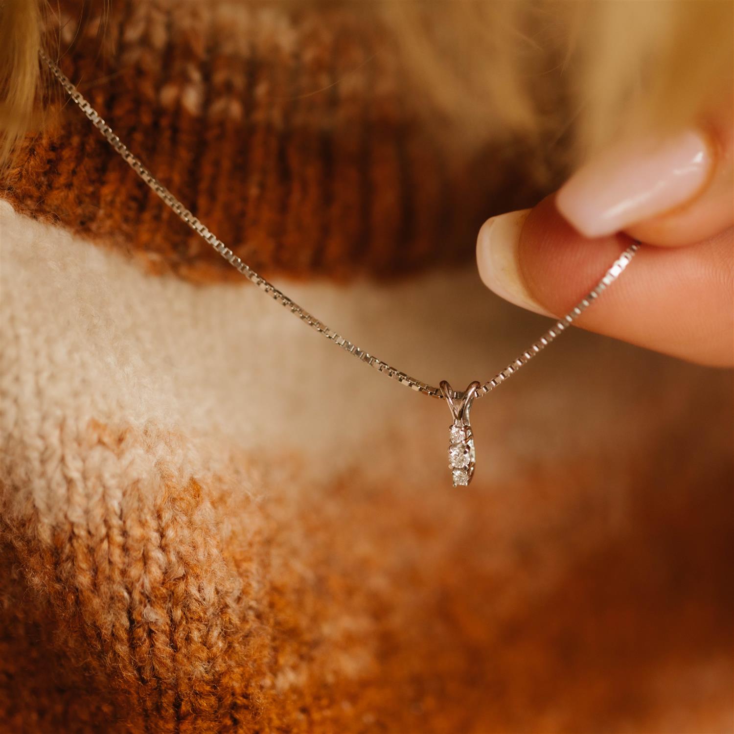 Emma Smykke i hvitt gull med diamant 0,08 ct WP